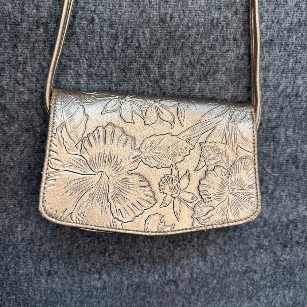 Sondra Roberts Crossbody Gold Embossed‎ - Picture 7 of 11